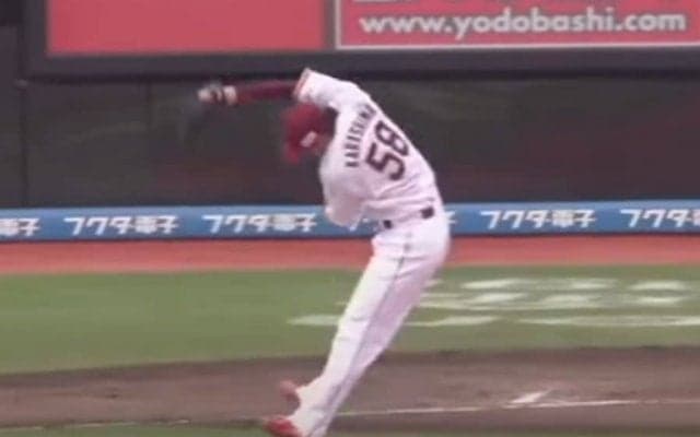 「異次元すぎる」「こっちもヒヤヒヤ」　激突寸前が…惨劇回避、今季No.1の“空中美技”