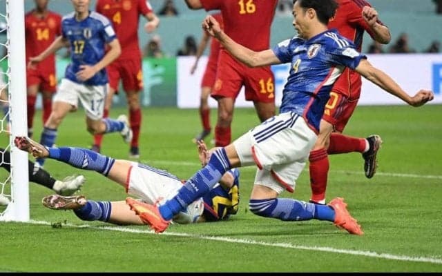 「0.01mm残ってる！」三笘薫のアシストを“ほぼ”真上から捉えた瞬間が大反響「人の目じゃ絶対分からない」