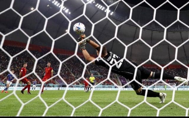 「堂安律のシュートはデ・ヘアなら…」　スペイン守護神シモンにG・ネビル疑問符