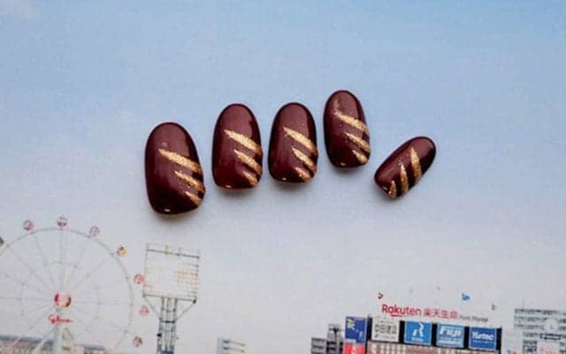 イヌワシをモチーフに…えんじ色＆ゴールドが映える「楽天ネイル」の作り方