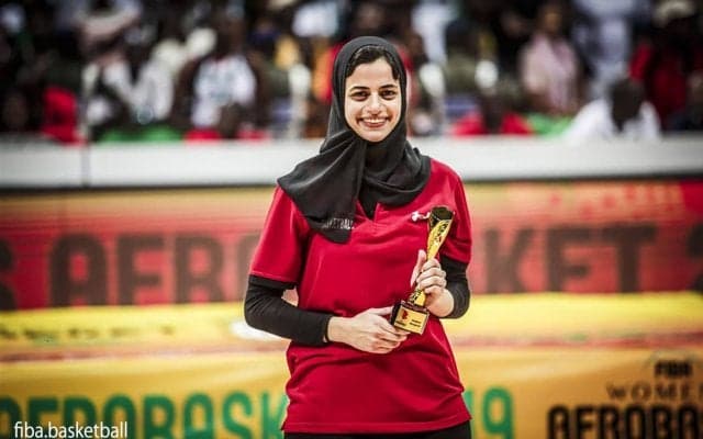 ヒジャブ着用の女子選手がトリッキーなプレイを披露！　FIBAがSNSで公開した動画が200超のリツイート