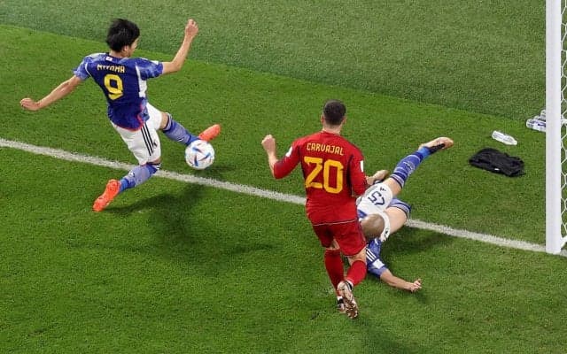 「ラインとボールの間に芝が見えない」元プレミアの主審2名が三笘薫のクロスの瞬間に言及、「ルールの誤解がある」とラインアウトの認識違いを指摘