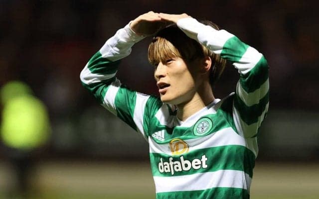 ｢なんでこんなに可愛いのか｣ セルティック・古橋亨梧の\"お茶目なグッズ紹介\"が大反響! フリースパーカーを着てはしゃぐ姿に｢キョウゴ何してん」の声も