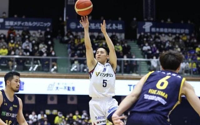 逆転3Pを沈めた河村勇輝が2日連続キャリアハイ更新の34得点…横浜BCが宇都宮に連勝