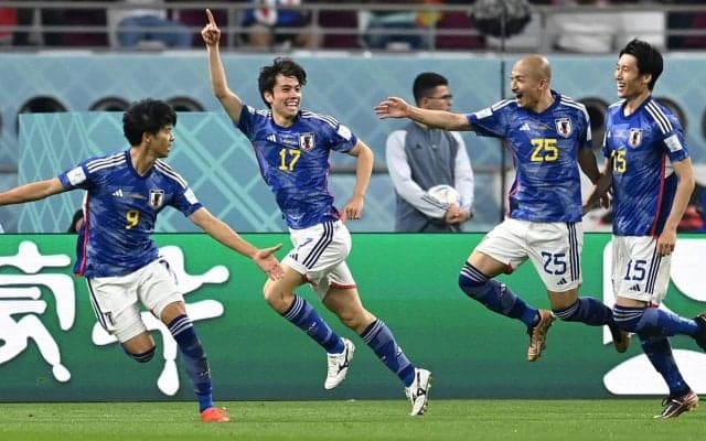 田中碧にトロフィーを渡したのは意外な人物!? スペイン戦後のツーショット公開「興奮しまくってますブラボー!!」