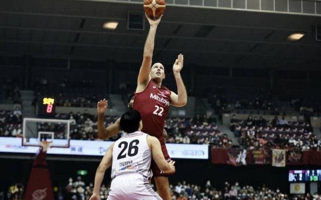 川崎がホームで島根に先勝…ファジーカスが6本の3Pを沈め27得点11リバウンドと躍動