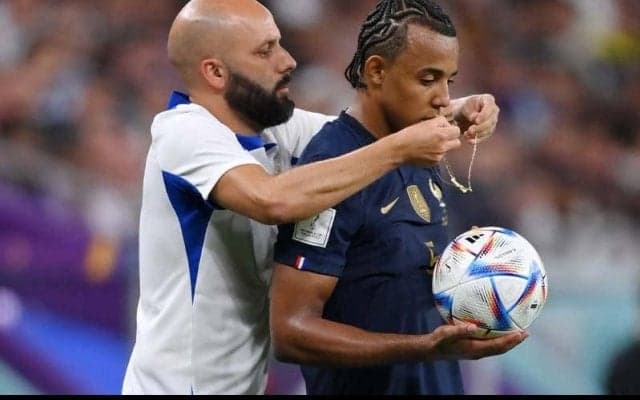 「今グリーズマンに怒られた？」試合中もネックレス着用のフランス代表クンデ、デシャン監督からもお叱り「許されない」