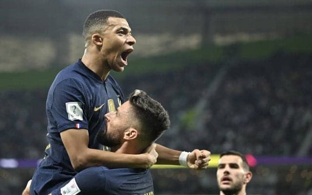 ｢これから同僚になるからな｣フランス代表FWムバッペとポーランド代表FWレバンドフスキが試合後に会話する写真で、まさかの｢大喜利大会｣開始! 