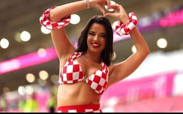 日本と戦うクロアチアに強力な援軍？セクシー衣装が物議の美女サポーター、フォロワーがついに100万人超え