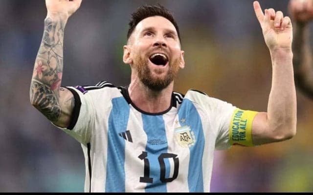 メッシが久々に妻アントネラさんとの2ショットを披露！膝乗せ姿に「その足に乗れるのは奥さんだけ」「完璧な2人」とファン反響