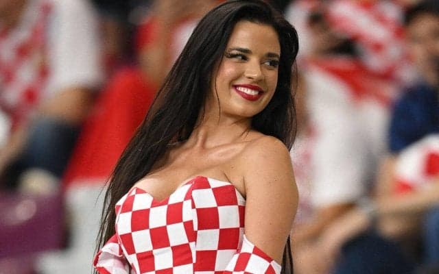 カタールで“最もセクシーなファン”が日本と戦う母国クロアチアにエール！ハイレグ姿で国旗を振りかざす