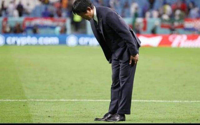 「尊敬に値する」スタンドに深々とお辞儀する森保監督に海外からも反響「日本を称賛しないのは難しい」
