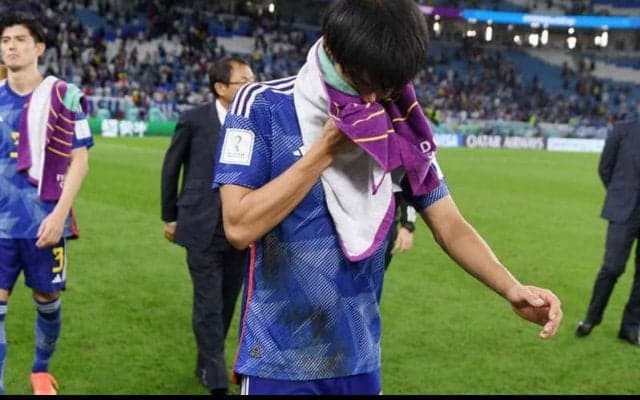 「見るだけで泣きそうになる」試合後に号泣した三笘を裏で抱きしめる森保監督の姿が反響「本当の親子みたいだ」