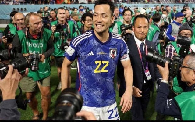 「これで福が来ます」吉田麻也の待ち受け画像は三笘の“奇跡の1ミリ” ファンも「真似した」「同じことしてる」