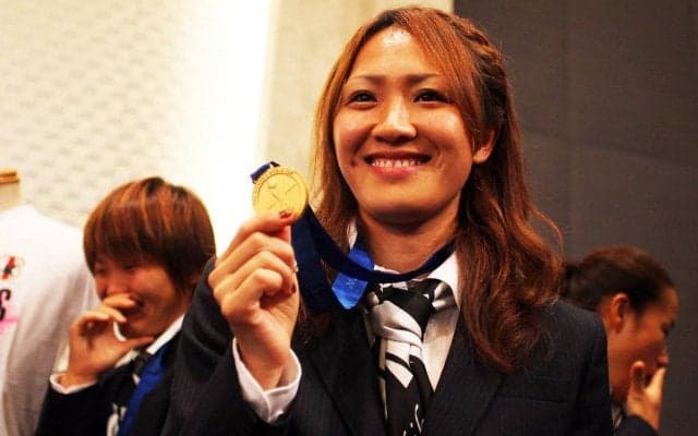 W杯王者の丸山桂里奈＆本並健治夫婦も日本代表ユニのペアルックで応援「四年後が楽しみです！私も出産頑張ります」