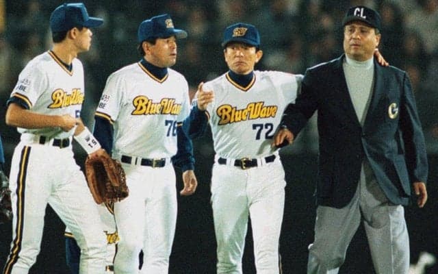 明らか大誤審、ナインは試合続行“拒否”　物々しいグラウンドで起きた「伝説の10分」