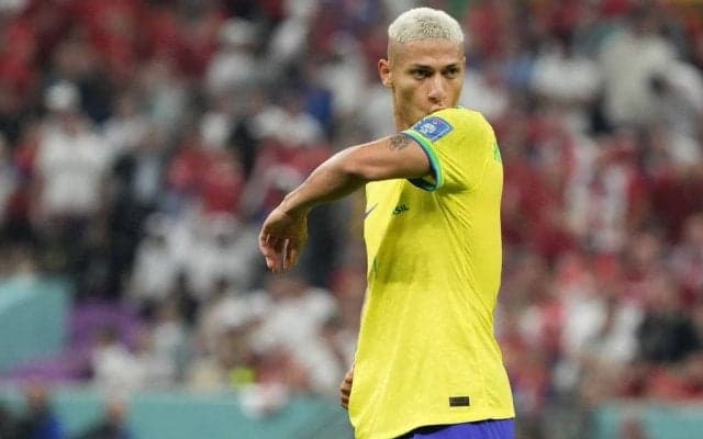 ｢後輩への愛情たっぷり｣怪物・ロナウド氏がリシャルリソンから\"鳩ダンス\"のレクチャーを受ける! 新旧ブラジル代表9番の共演にファン歓喜