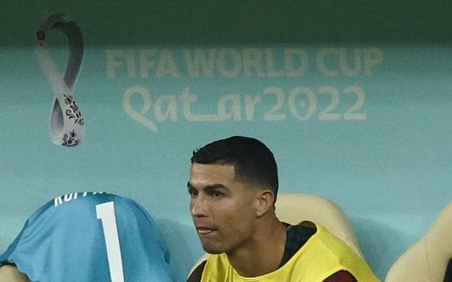 ポルトガル代表FWクリスティアーノ・ロナウドが\"サポーターに挨拶しなかった\"という報道を、「酷いニュース」だとファンが非難! 1人でロッカールームに戻るシーンを切り抜かれる