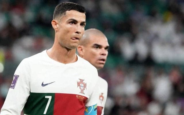 「メディアはまだ彼を必要としている」ポルトガル代表のC・ロナウド、ベンチで国歌斉唱していても「カメラマン集結」! 異様な光景がSNSで話題に