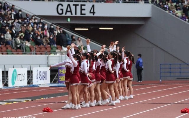 チアリーダーズがラグビー早明戦に登場！　４年生最後のハーフタイム演技に