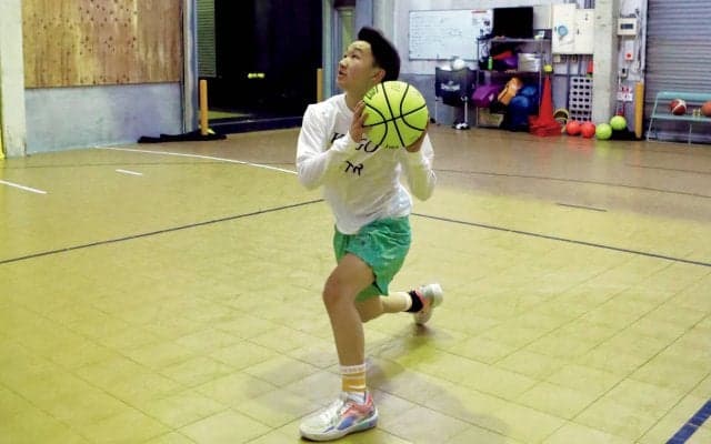 全ての中高生に知ってほしい！ 基本のシュートを決め切る極意〈ゴール下のシュート編(5)〉[リバイバル記事]