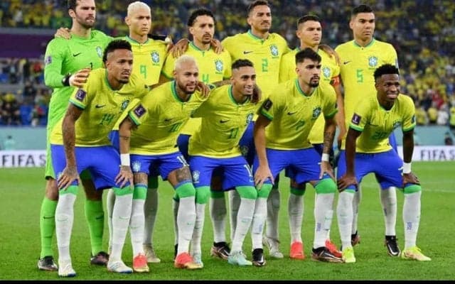 「動物を粗末に扱ってはいけない」ブラジルの会見に“猫”が侵入、和やかムードも直後に悲鳴上がる「優しくしてあげて」