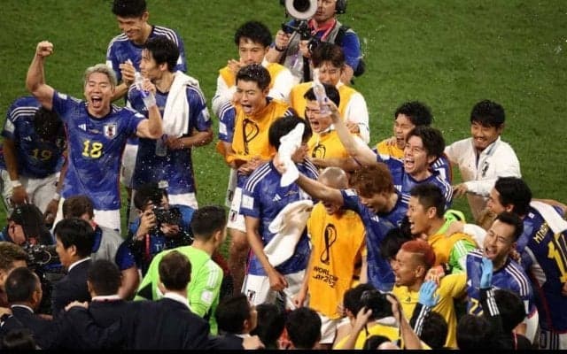 「日本のヒーローたちの帰国」W杯公式も空港での日本代表フィーバーに注目！「彼らは値する」「このチームを本当に尊敬している」