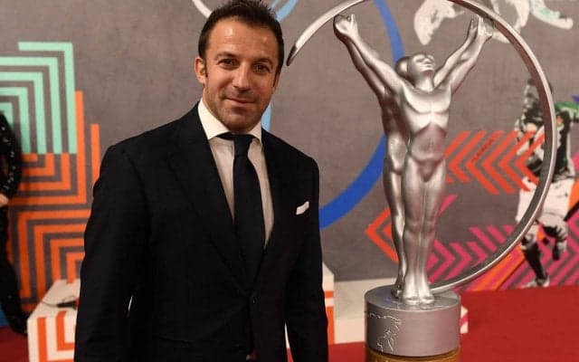 「この頃に戻りたい」デル・ピエロ氏が公開した“レジェンド集合写真”に往年のサッカーファンが感傷に浸る？怪物ロナウド氏らスター集結