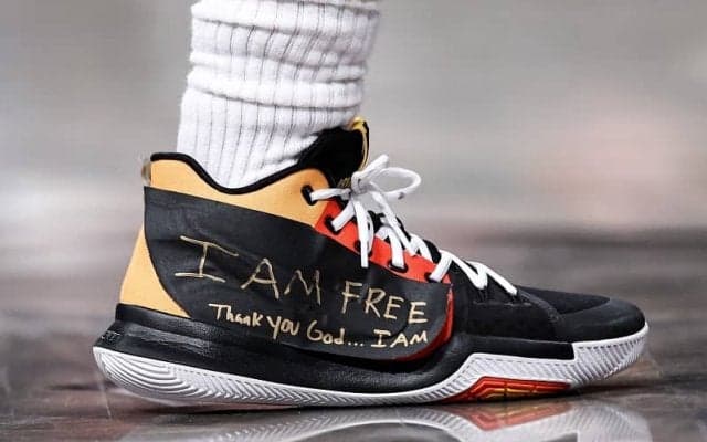 シューズ界の大物FAとなったカイリーがホーネッツ戦で“I AM FREE”と書いてアピール