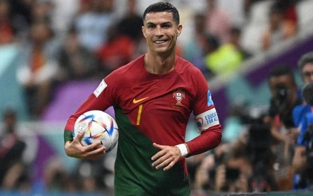 「夢のようだね」完全に惚れている!? ボールを手渡すスタッフの女性、C・ロナウドに夢中「ロナウドを愛しているようだ」