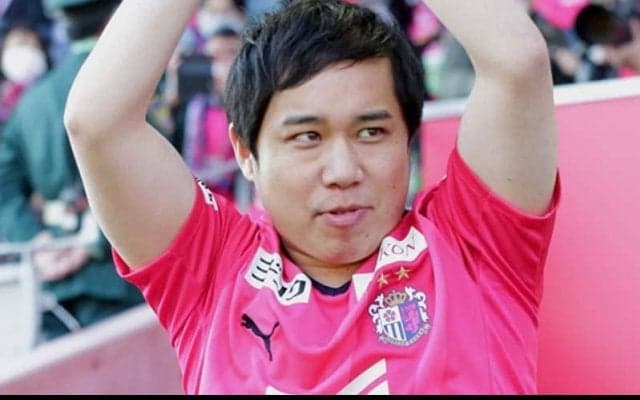 カタールW杯でも活躍の霜降り明星・せいやが闘莉王との2ショット披露！闘莉王のYouTubeでサッカーを勉強