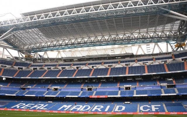 まるで地下都市！大規模改修中のマドリー本拠地、ピッチ格納庫の様子を公開