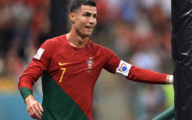 子供たちに歓迎されるC・ロナウド、閲覧者は左手に注目「気づいたの私だけ？」「中指どうした?」