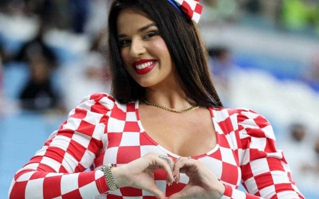 「明日は踊りましょう」クロアチアのセクシー美女サポーターがブラジルを挑発、お別れのキスも披露「待ち遠しいわ」