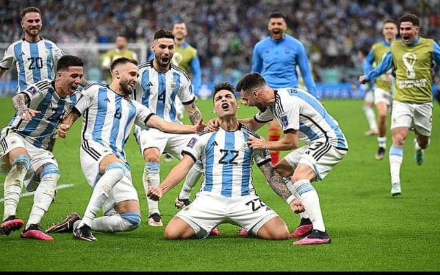 アルゼンチンが前回対戦同様にオランダとのPK戦制す！　土壇場被弾で2点差追いつかれるも4強進出《カタールW杯》