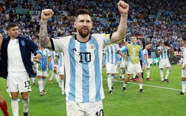 「何を見ているんだバカ」メッシが怒り、相手は試合後に睨み合ったオランダ代表指揮官「あなたは喋りすぎだ」