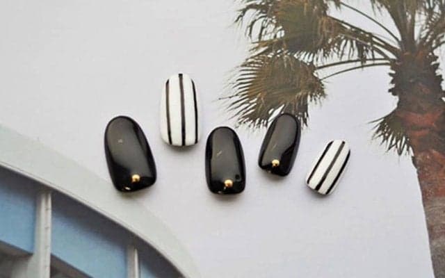 大人っぽいコーデにも最適…ホームユニのストライプ柄が特徴の「ロッテネイル」