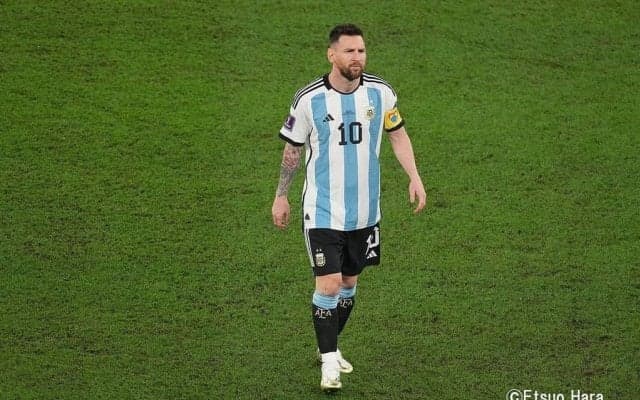 「このシーンは衝撃だった」オランダvsアルゼンチンで”警告18枚”を出したマテウ・ラオス主審の「4人連続イエロー」に再脚光! 日本代表・久保建英もプレーした試合で見せた早業が再び話題に