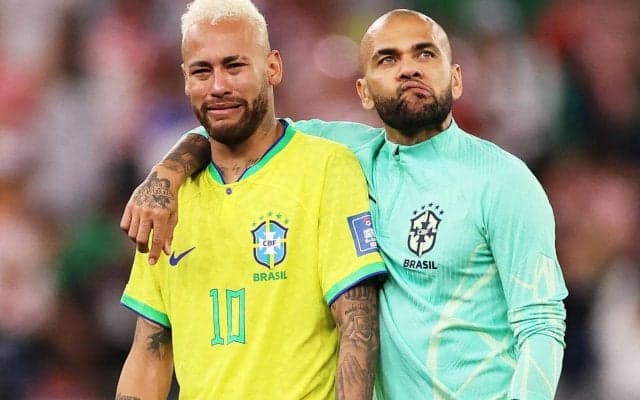 「この涙を生かさなければ」ダニ・アウベスがW杯敗退のブラジル代表に言及、ネイマールについては「信じている」と次のW杯出場に期待