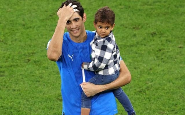 「愛くるしい」「素晴らしい瞬間」モロッコ躍進の立役者GKボノ、グローブつけた息子と激闘のピッチで戯れる姿が可愛過ぎると話題「将来の守護神か？」