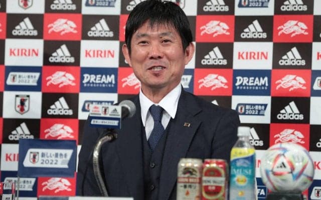 「めっちゃいい写真」「口角めっちゃ似てる」森保一監督、2人の息子との親子3ショットが話題！ 長男は元Jリーガー、次男はYouTuber「初めてみた」