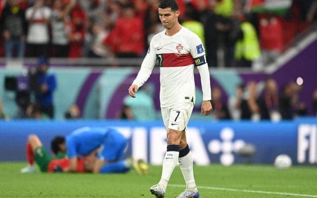 「同情する」試合終了直後に侵入者、失意のC・ロナウドは強く振り払うも同情の声