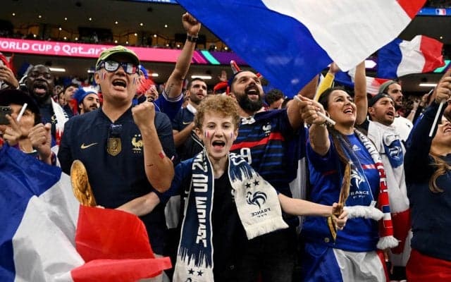 新たな歓喜のスタイル? フランスのサポが勝利を祝福し“マルカジリ”、文化遺産を歓喜のバイト