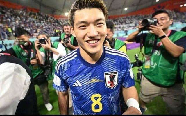 「これぞ本当の信頼関係」「パパと息子みたい」堂安律と吉田麻也の熱いハグショットが反響！堂安は「最高のキャプテン」と称賛の言葉