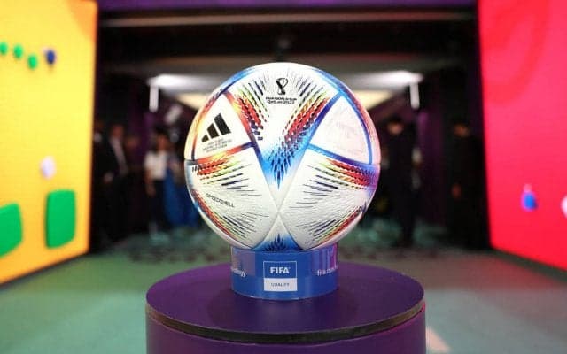 4カ国のみ蹴ることが許される、カタールW杯の公式球が変更！ 準決勝＆決勝のみ使用、ゴールドの「アル・ヒルム」が発表