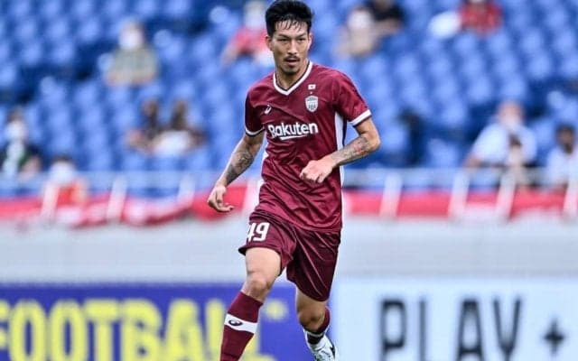 ｢3人さん素敵です｣!! 札幌移籍の小林祐希、武藤嘉紀＆槙野智章との3ショットに反響! 元日本代表MFが公開した｢移籍発表時｣の激レアショット