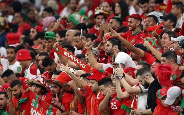 これがW杯の楽しみ方!? 「素晴らしい楽しみ方」「良い時間の過ごし方」色々な試合で目撃の男性ファンが話題「これが真のFIFAだ」