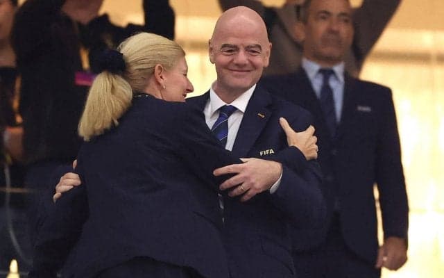 FIFA会長がイエローカード? レジェンドvs労働者の特別マッチ開催、主審の会長にカードを出されたのは!?