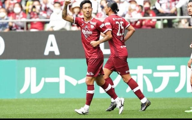 「移籍が発表される時に一緒にいてくれた仲間」札幌移籍の神戸MF小林祐希が日本代表トリオの3ショットを披露「ありがとう！」