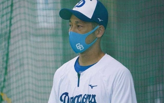 引退から「10年経つのにこの強肩？」　奇跡の46歳“100m超”送球が「エグすぎて」